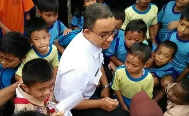 Anak-anak SD Menyanyikan Lagu Anis-Sandi Siapa Yang Punya