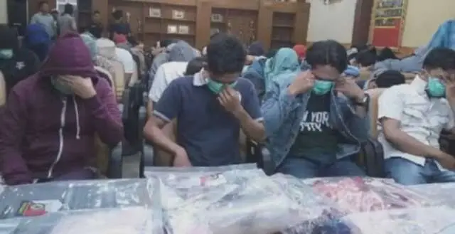 Puluhan Gay Diciduk Polisi, 6 Orang Ditetapkan sebagai Tersangka Puluhan Gay Diciduk Polisi, 6 Orang Ditetapkan sebagai Tersangka