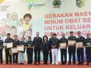 Menteri Kesehatan Nila Farid Moeloek Menyerahkan Sertifikat "Eliminasi Filasiasis"
