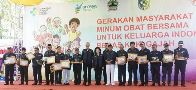 Menteri Kesehatan Nila Farid Moeloek Menyerahkan Sertifikat "Eliminasi Filasiasis" Menteri Kesehatan Nila Farid Moeloek Menyerahkan Sertifikat "Eliminasi Filasiasis"