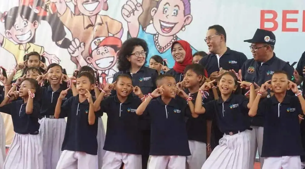 Menteri Kesehatan Nila Farid Moeloek Menyerahkan Sertifikat "Eliminasi Filasiasis" Menteri Kesehatan Nila Farid Moeloek Menyerahkan Sertifikat "Eliminasi Filasiasis"