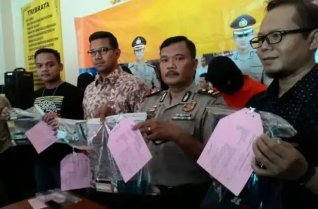 4 Pelaku Komplotan Pengganjal ATM Ditangkap 4 Pelaku Komplotan Pengganjal ATM Ditangkap