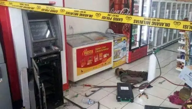Mesin ATM di Mini Market Srengseng Digondol Maling Mesin ATM di Mini Market Srengseng Digondol Maling