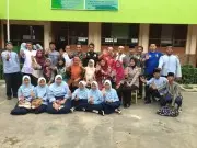 Satresnarkoba Polres Jakbar Sambangi Kampung Boncos, Begini Reaksi Warga Sekitar Satresnarkoba Polres Jakbar Sambangi Kampung Boncos, Begini Reaksi Warga Sekitar