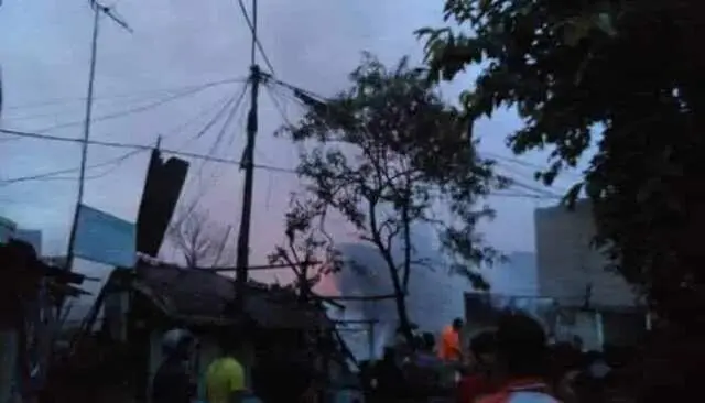 Si Jago Merah Lalap Pemukiman Penduduk di Krukut Jakbar Si Jago Merah Lalap Pemukiman Penduduk di Krukut Jakbar