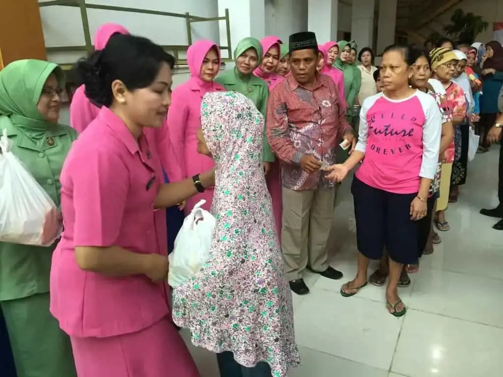 TNI dan Polres Jakpus Peduli 2018, Berikan Sembako ke Masyarakat TNI dan Polres Jakpus Peduli 2018, Berikan Sembako ke Masyarakat