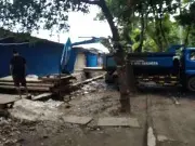Pengurasan Saluran Penghubung Jalan Utan Jati Terhambat Bangunan Liar Pengurasan Saluran Penghubung Jalan Utan Jati Terhambat Bangunan Liar