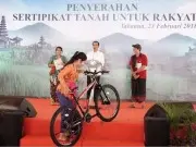 Saat Pitaloka Membawa Hadiah Sepeda ke Atas Panggung untuk Foto Bersama Jokowi Saat Pitaloka Membawa Hadiah Sepeda ke Atas Panggung untuk Foto Bersama Jokowi