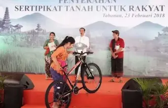Saat Pitaloka Membawa Hadiah Sepeda ke Atas Panggung untuk Foto Bersama Jokowi