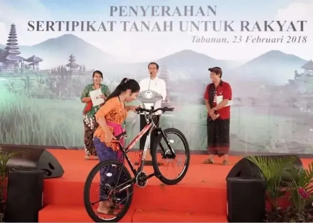 Saat Pitaloka Membawa Hadiah Sepeda ke Atas Panggung untuk Foto Bersama Jokowi