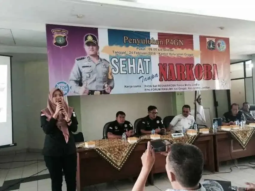 Polres Jakbar Berikan Penyuluhan Bahaya Narkoba Kepada Warga Grogol Polres Jakbar Berikan Penyuluhan Bahaya Narkoba Kepada Warga Grogol