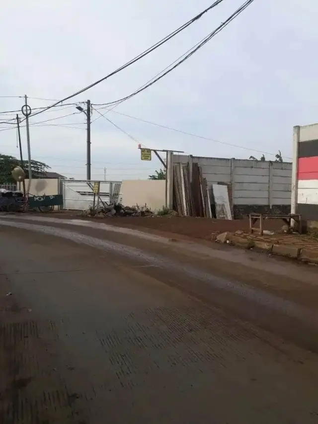 Warga Semanan Keluhkan Tanah Merah Berceceran di Jalan Aseni Kopti Warga Semanan Keluhkan Tanah Merah Berceceran di Jalan Aseni Kopti