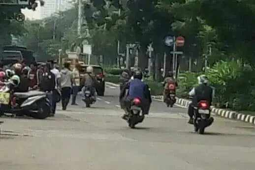 Parkir Liar Terlihat Semrawut di Depan Kejaksaan Negeri Jakarta Barat 