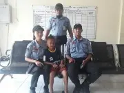 Anak Lima Tahun Terlantar di Halte Trans Jakarta Cililitan Anak Lima Tahun Terlantar di Halte Trans Jakarta Cililitan