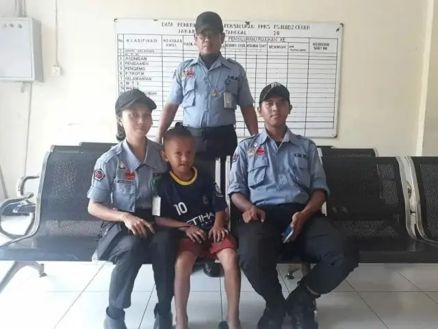 Anak Lima Tahun Terlantar di Halte Trans Jakarta Cililitan Anak Lima Tahun Terlantar di Halte Trans Jakarta Cililitan