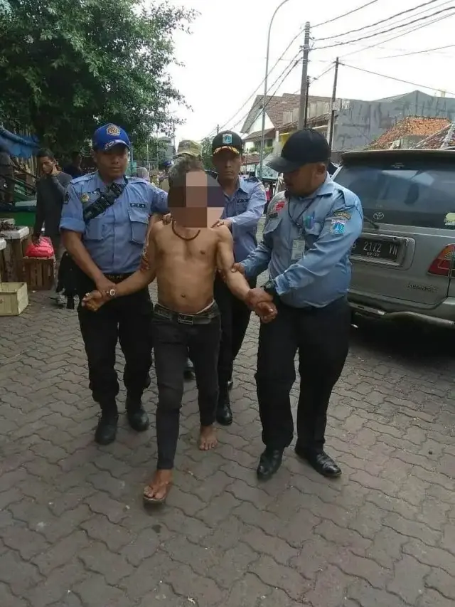 ODMK Membawa Sajam di Pasar Rawamangun Diamankan ODMK Membawa Sajam di Pasar Rawamangun Diamankan