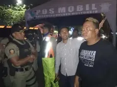Seniman Jalanan Adu Mulut dengan Satpol PP Surabaya Terkait Pemberhentian Atraksi Musik Angklung Seniman Jalanan Adu Mulut dengan Satpol PP Surabaya Terkait Pemberhentian Atraksi Musik Angklung