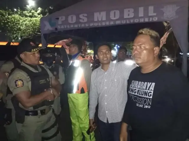 Seniman Jalanan Adu Mulut dengan Satpol PP Surabaya Terkait Pemberhentian Atraksi Musik Angklung Seniman Jalanan Adu Mulut dengan Satpol PP Surabaya Terkait Pemberhentian Atraksi Musik Angklung