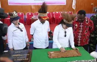 Menko PMK Resmikan Kampung Siaga Bencana dan Kukuhkan TAGANA di Asmat Menko PMK Resmikan Kampung Siaga Bencana dan Kukuhkan TAGANA di Asmat
