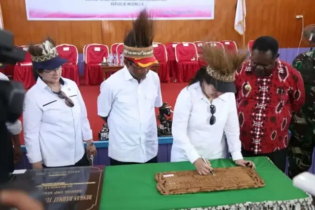 Menko PMK Resmikan Kampung Siaga Bencana dan Kukuhkan TAGANA di Asmat Menko PMK Resmikan Kampung Siaga Bencana dan Kukuhkan TAGANA di Asmat