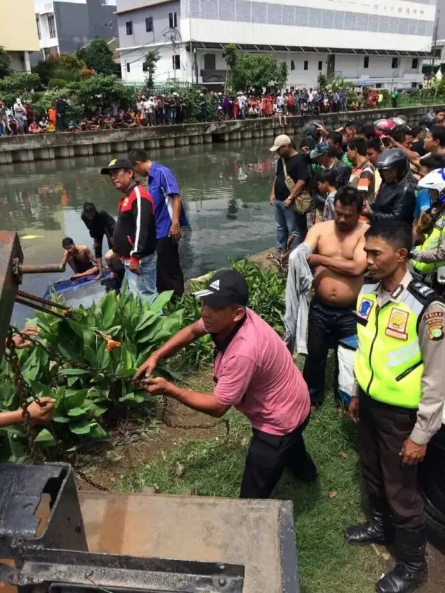Akibat Mengantuk Pengemudi Mobil Terperosok di Kali Angke