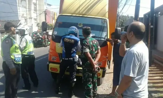 Personel Gabungan Tindak 12 Pelanggar Saat Gelar Giat Rabu Tertib di Kecamatan Kebon Jeruk Personel Gabungan Tindak 12 Pelanggar Saat Gelar Giat Rabu Tertib di Kecamatan Kebon Jeruk