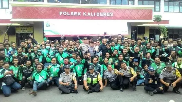 Ikrar Bersama Komunitas Ojek Online di Kalideres Dalam Menjaga Kamtibmas Ikrar Bersama Komunitas Ojek Online di Kalideres Dalam Menjaga Kamtibmas