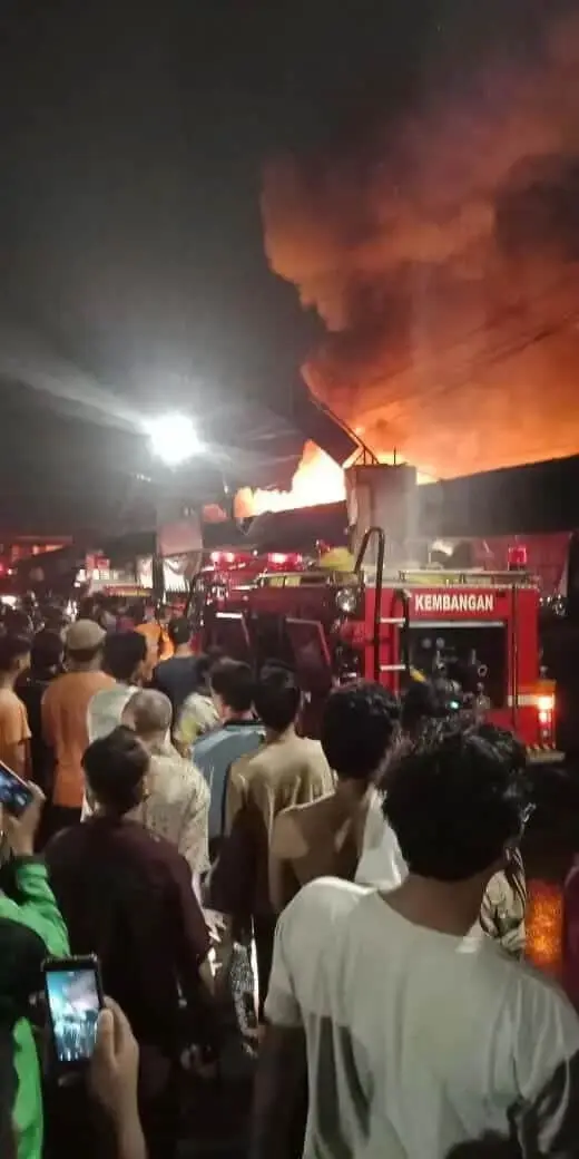 Kebakaran Melalap Perumahan Padat Penduduk di Taman Kota Jakbar