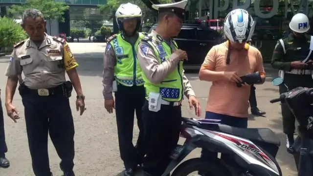 Tiga Pilar di Kembangan Bersatu Gelar Operasi Parkir Liar di Pinggir Jalan