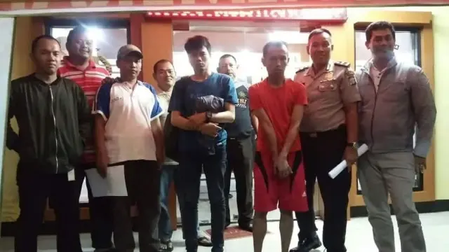 Pasangan LGBT Digerebek Warga Pasangan LGBT Digerebek Warga