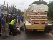 Pengendara Motor Tewas Terlindas Truk di Jalan Ring Road Cengkareng Pengendara Motor Tewas Terlindas Truk di Jalan Ring Road Cengkareng