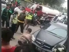 Polres Metro Jakarta Barat Amankan Wanita Pengendara Mobil Tabrak Polantas Polres Metro Jakarta Barat Amankan Wanita Pengendara Mobil Tabrak Polantas