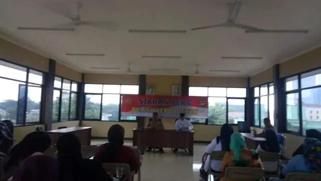 Kapolsek Kebon Jeruk Jalin Silaturahmi dengan Orang Tua Polisi Cilik Kapolsek Kebon Jeruk Jalin Silaturahmi dengan Orang Tua Polisi Cilik