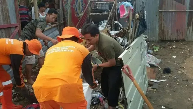 Lurah Kedoya Selatan Ajak Warga Kerja Bakti Massal