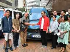 Ketika Presiden Jokowi Tandatangani Mobil Berplat ‘JOKOWI’ di Selandia Baru Ketika Presiden Jokowi Tandatangani Mobil Berplat 'JOKOWI' di Selandia Baru