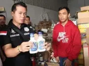 Polres Metro Jakarta Barat Gerebek Gudang Produksi Makanan Kadaluarsa Polres Metro Jakarta Barat Gerebek Gudang Produksi Makanan Kadaluarsa