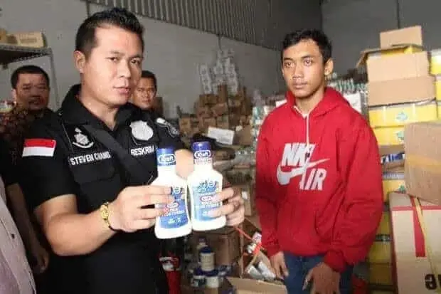 Polres Metro Jakarta Barat Gerebek Gudang Produksi Makanan Kadaluarsa Polres Metro Jakarta Barat Gerebek Gudang Produksi Makanan Kadaluarsa