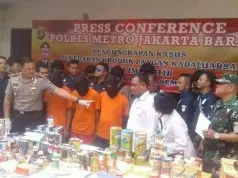 Polres Metro Jakarta Barat Gerebek Gudang Produksi Makanan Kadaluarsa Polres Metro Jakarta Barat Gerebek Gudang Produksi Makanan Kadaluarsa