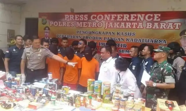 Polres Metro Jakarta Barat Gerebek Gudang Produksi Makanan Kadaluarsa Polres Metro Jakarta Barat Gerebek Gudang Produksi Makanan Kadaluarsa