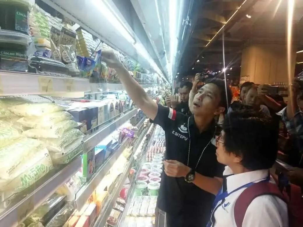 Polres Jakbar Beserta BPOM Sidak Food Hall Mall Lipo Kembangan Polres Jakbar Beserta BPOM Sidak Food Hall Mall Lipo Kembangan