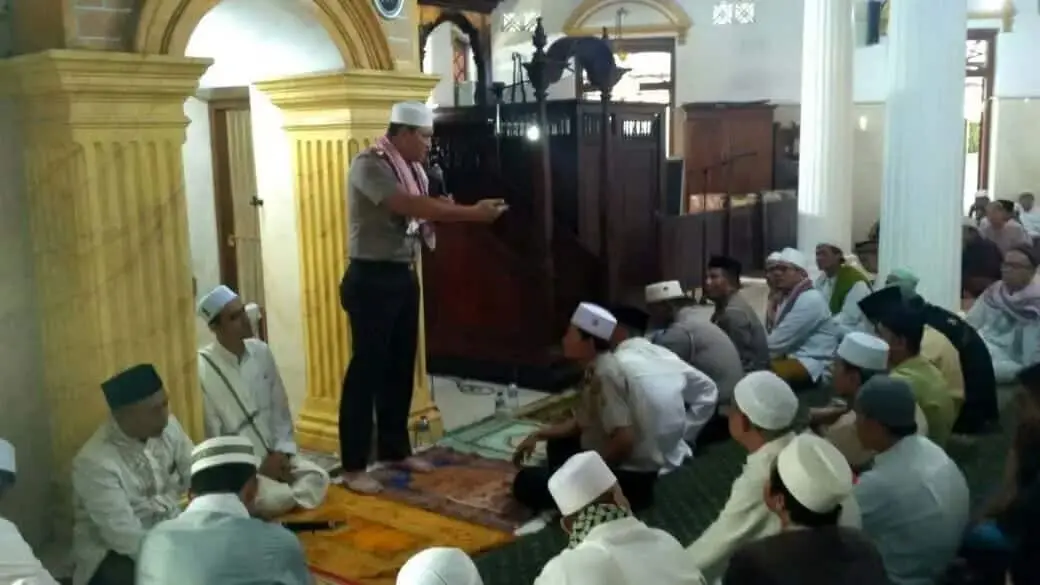 Kapolres metro Jakarta Barat Shalat Jumat Bersama Warga Pekojan Kapolres metro Jakarta Barat Shalat Jumat Bersama Warga Pekojan