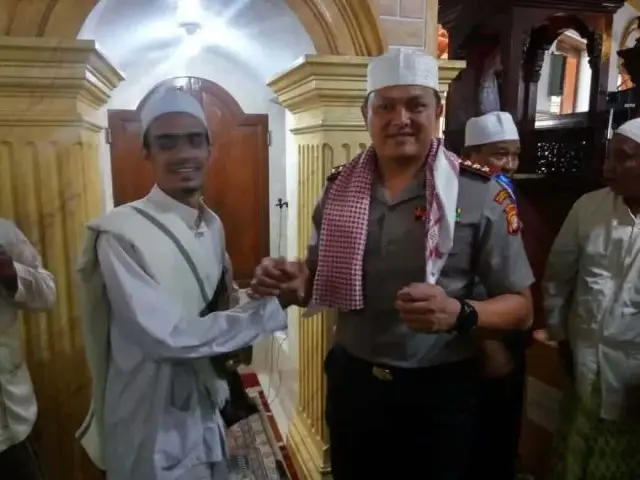 Kapolres metro Jakarta Barat Shalat Jumat Bersama Warga Pekojan Kapolres metro Jakarta Barat Shalat Jumat Bersama Warga Pekojan