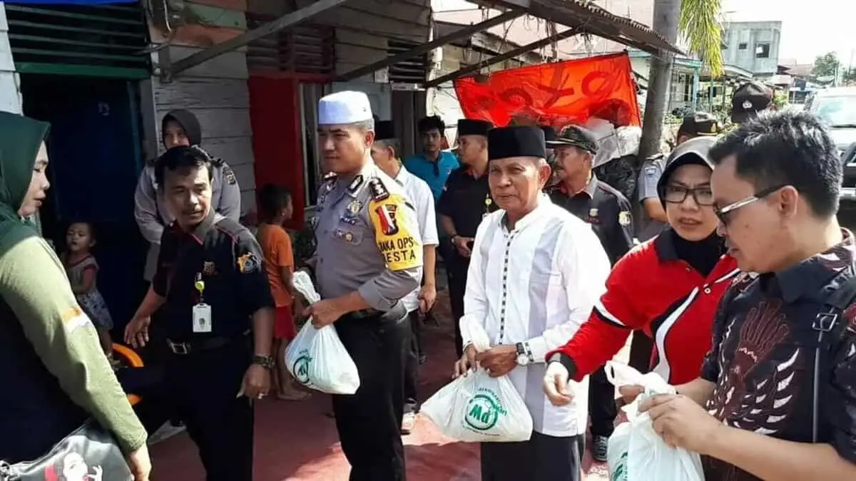 Nenek Pencari Barang Bekas Tersenyum Bahagia saat Disambangi Tim Jum'at Barokah Nenek Pencari Barang Bekas Tersenyum Bahagia saat Disambangi Tim Jum'at Barokah