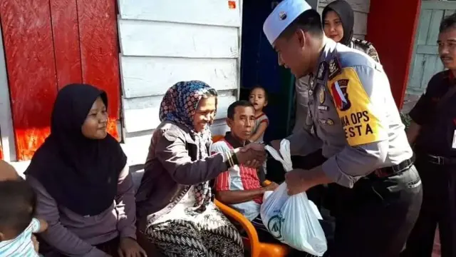 Nenek Pencari Barang Bekas Tersenyum Bahagia saat Disambangi Tim Jum'at Barokah Nenek Pencari Barang Bekas Tersenyum Bahagia saat Disambangi Tim Jum'at Barokah