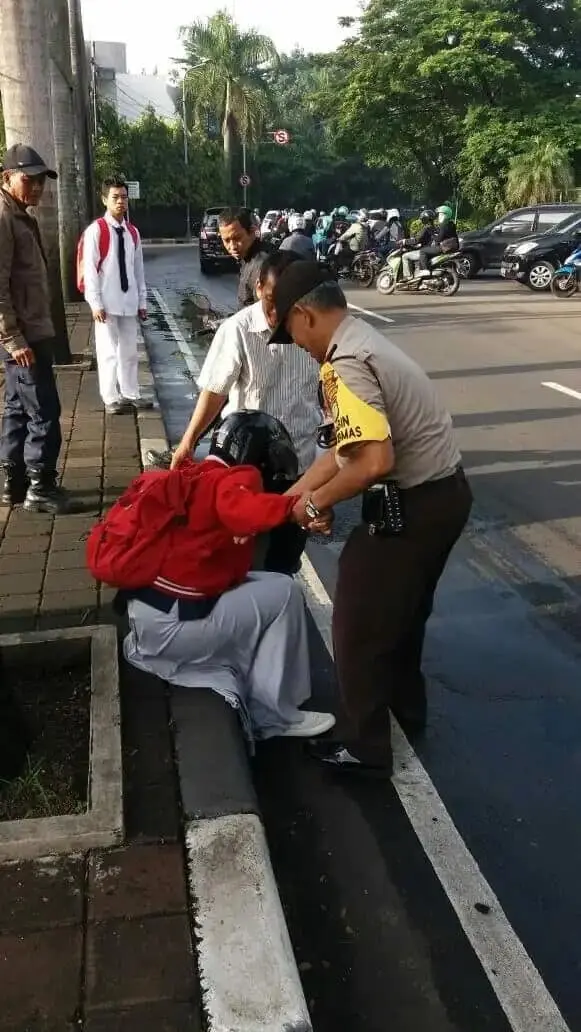Binmas Polsek Kembangan Tangani Laka Lantas Insiden Kecelakaan Binmas Polsek Kembangan Tangani Laka Lantas Insiden Kecelakaan