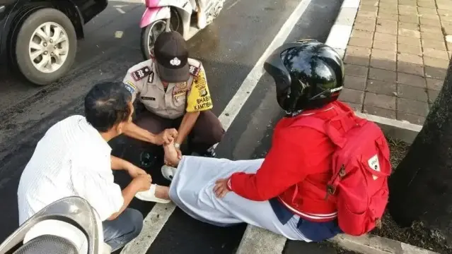 Binmas Polsek Kembangan Tangani Laka Lantas Insiden Kecelakaan Binmas Polsek Kembangan Tangani Laka Lantas Insiden Kecelakaan