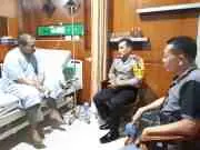 Wakapolresta Pekanbaru Mengunjungi Ustadz Dasman Yahya di Rumah Sakit 