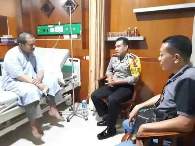 Wakapolresta Pekanbaru Mengunjungi Ustadz Dasman Yahya di Rumah Sakit Wakapolresta Pekanbaru Mengunjungi Ustadz Dasman Yahya di Rumah Sakit