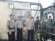 Polres Metro Jakarta Barat Bersama Unsur TNI Berikan Bantuan Kemanusiaan Kepada Korban Kebakaran Taman Kota Polres Metro Jakarta Barat Bersama Unsur TNI Berikan Bantuan Kemanusiaan Kepada Korban Kebakaran Taman Kota