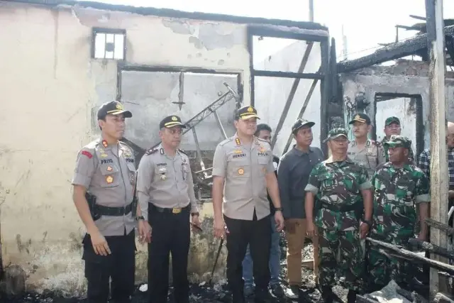 Polres Metro Jakarta Barat Bersama Unsur TNI Berikan Bantuan Kemanusiaan Kepada Korban Kebakaran Taman Kota Polres Metro Jakarta Barat Bersama Unsur TNI Berikan Bantuan Kemanusiaan Kepada Korban Kebakaran Taman Kota
